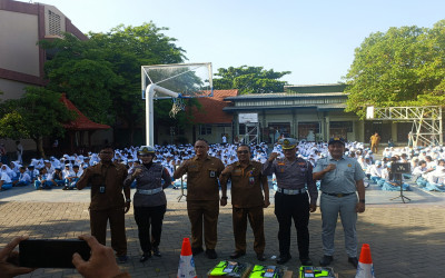 Kegiatan Upacara Bendera dan Bimbingan Polda di SMKN 6 Surabaya